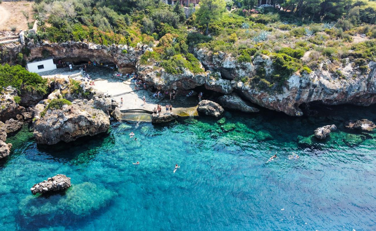 Gnospi Beach'in fotoğrafı beton kaplı yüzey yüzey ile