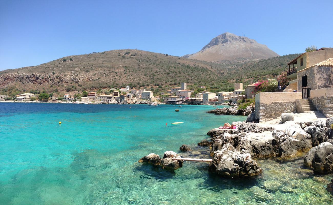 Dexameni Beach'in fotoğrafı beton kaplı yüzey yüzey ile