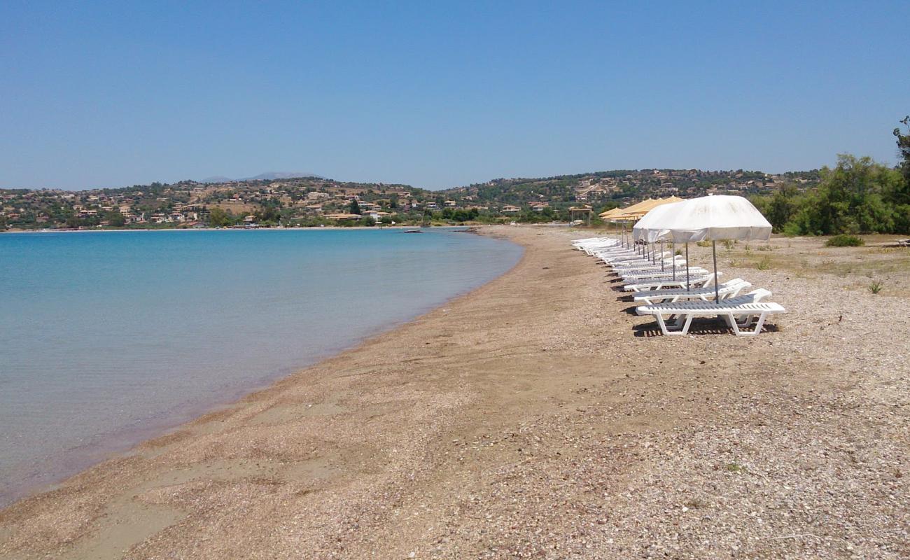 Bouka Beach'in fotoğrafı küçük bej çakıl yüzey ile