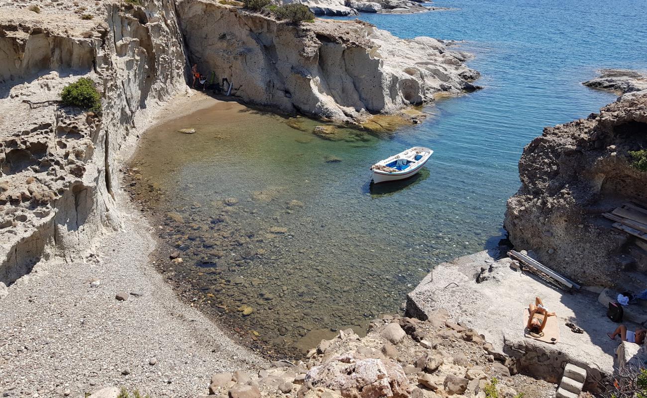 Katergo Beach Milos'in fotoğrafı kayalık arazi yüzey ile