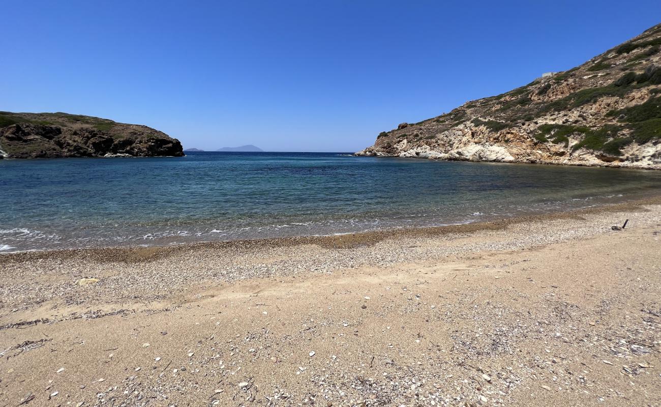 Athinia Beach'in fotoğrafı küçük bej çakıl yüzey ile