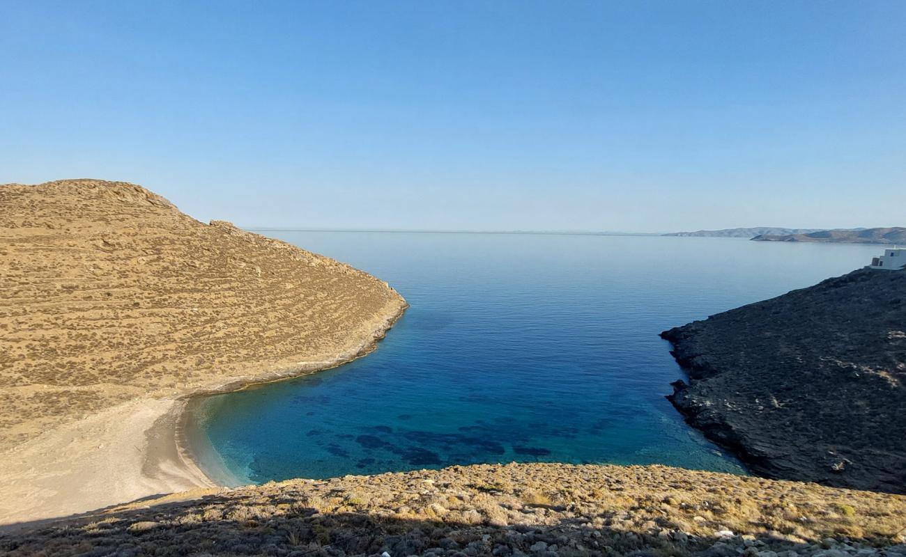 Castellas Beach'in fotoğrafı gri kum ve çakıllar yüzey ile