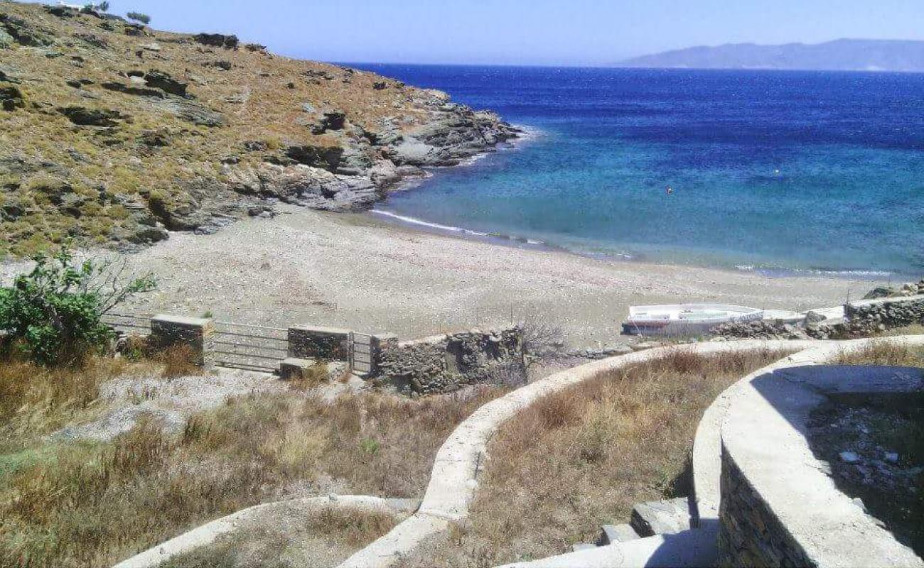 Petrousa Beach'in fotoğrafı bej çakıl yüzey ile