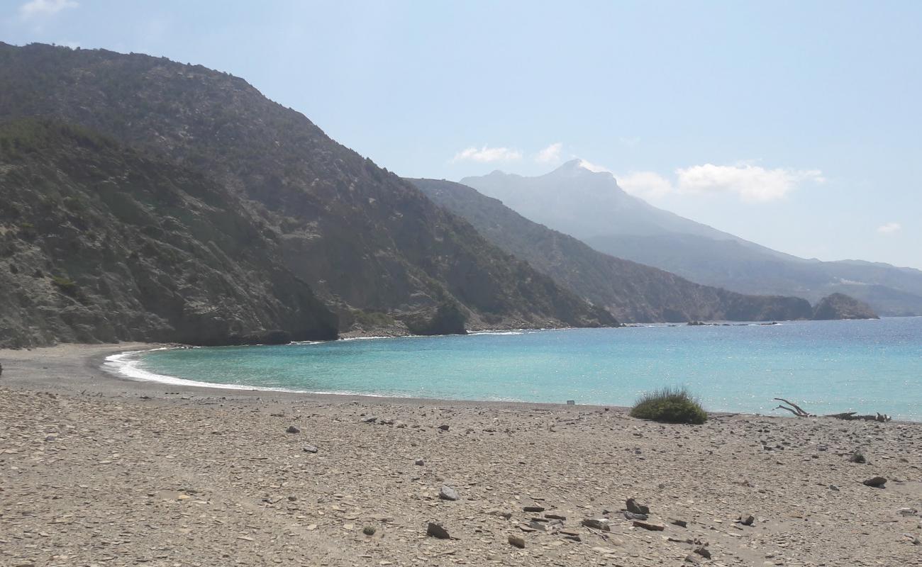 Paralia Agia Irini'in fotoğrafı taşlı kum yüzey ile