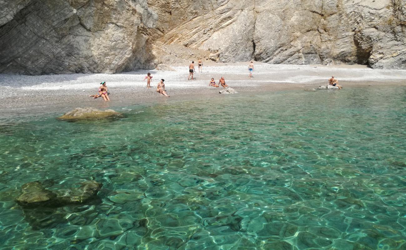 Maereia Beach'in fotoğrafı küçük gri çakıllar yüzey ile