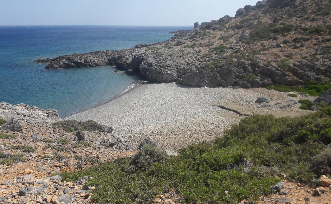Vourlidia Beach'in fotoğrafı gri çakıl taşı yüzey ile