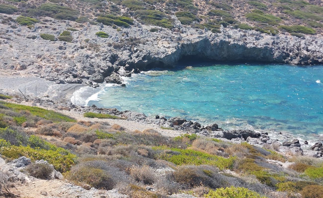 Legamenis Beach'in fotoğrafı küçük gri çakıllar yüzey ile