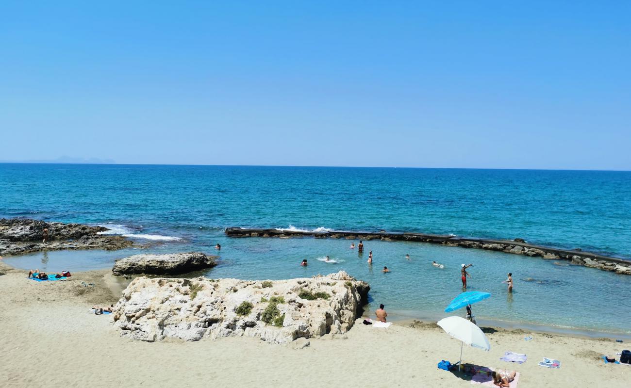 Despotiko Beach'in fotoğrafı açık bej kum yüzey ile