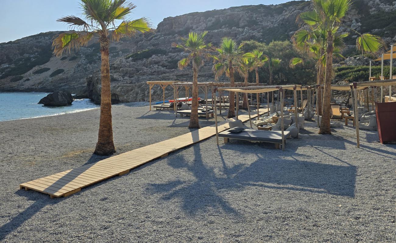 Tzamaika Beach'in fotoğrafı küçük gri çakıllar yüzey ile
