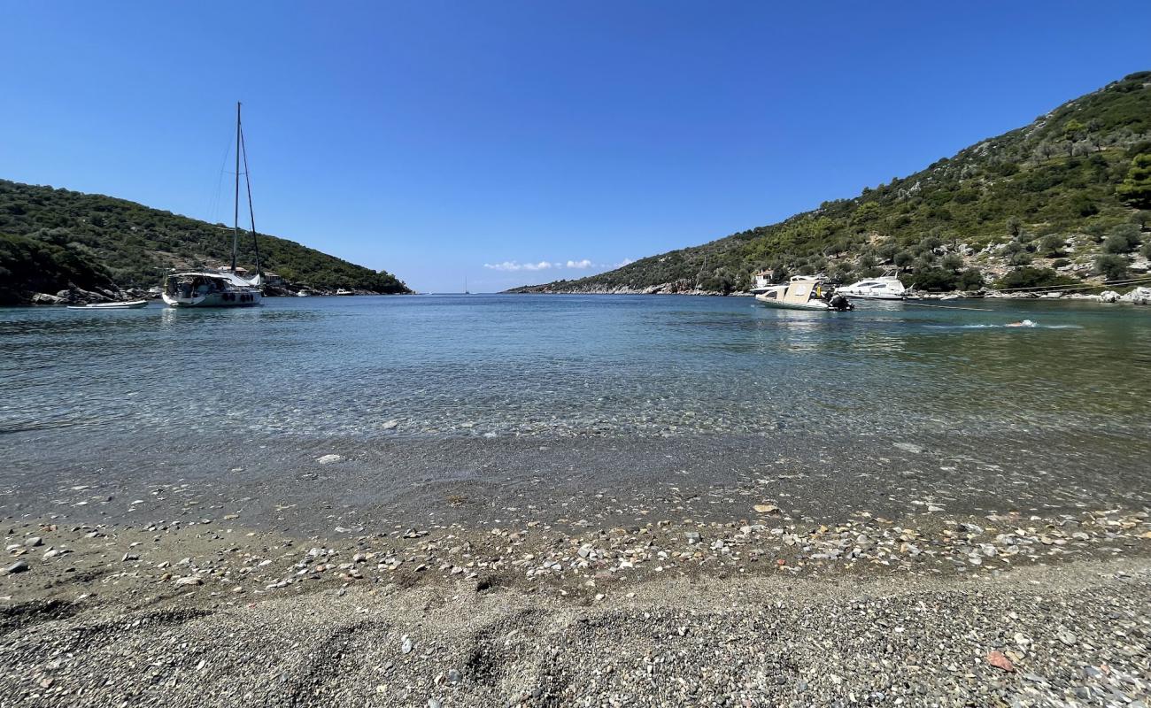 Peristera Beach'in fotoğrafı gri çakıl taşı yüzey ile