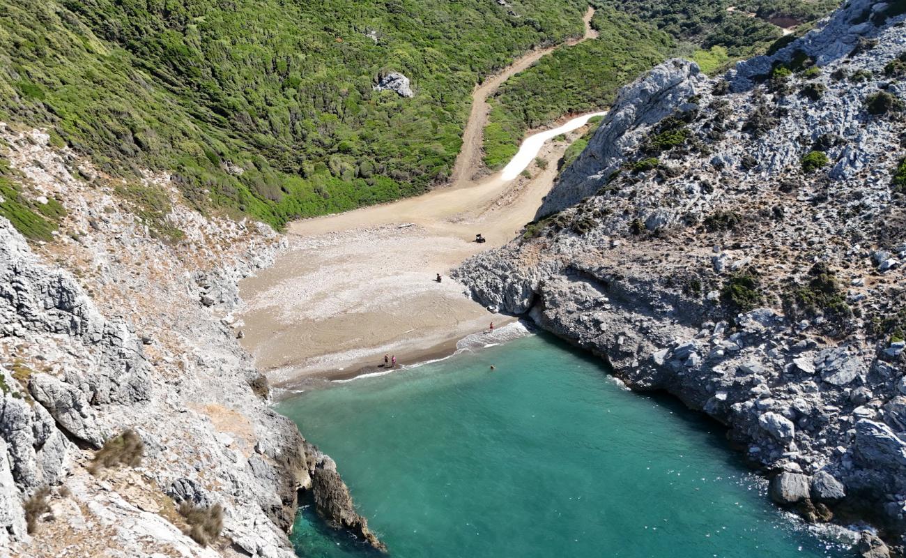 Paralia Lechouni'in fotoğrafı bej kum ve çakıl yüzey ile