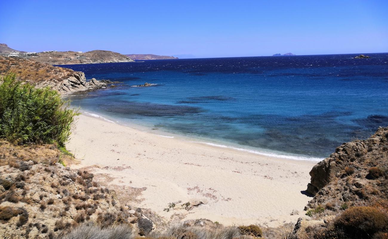 Karapetis Beach'in fotoğrafı açık bej kum yüzey ile