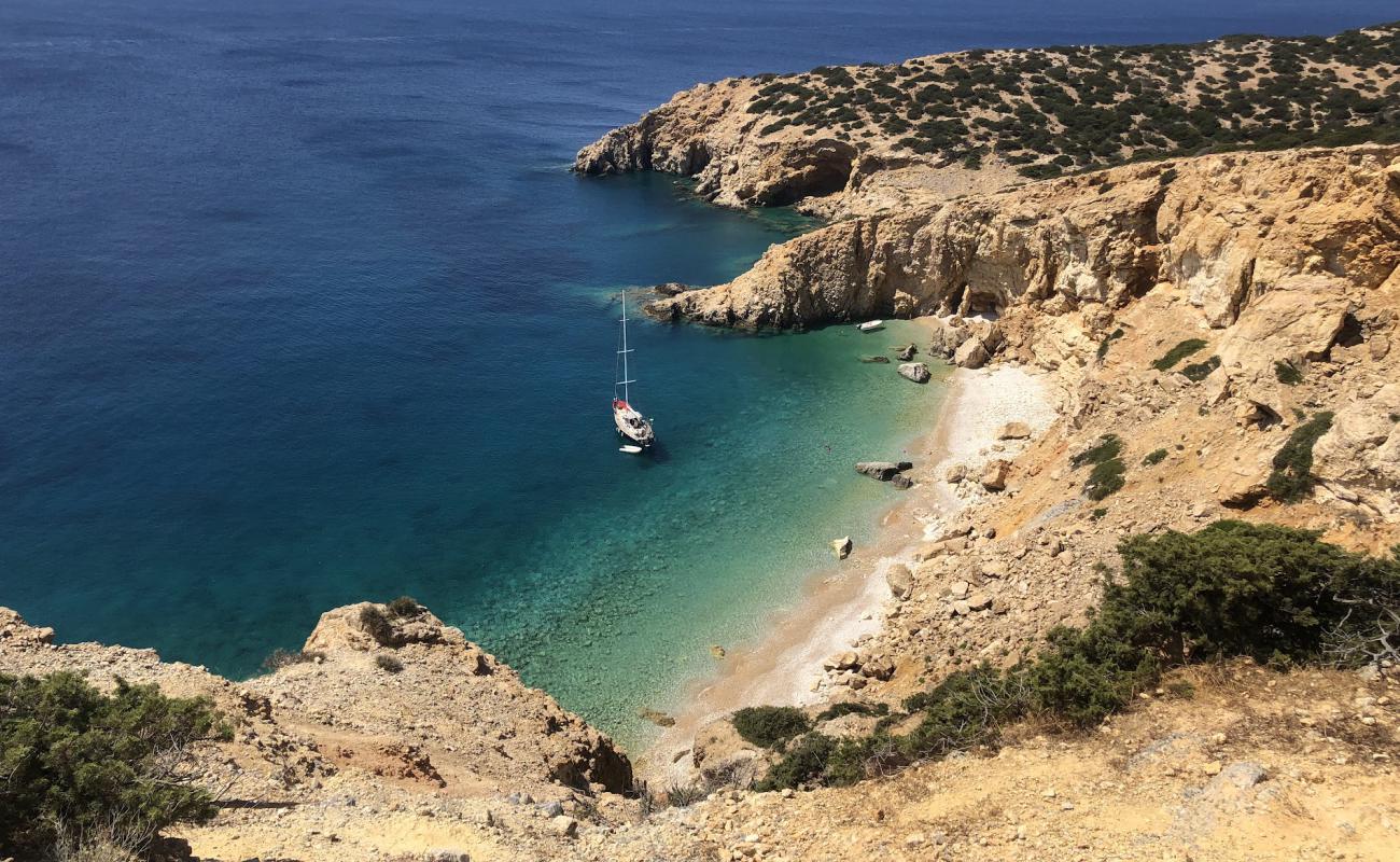 Leonidas Beach'in fotoğrafı bej çakıl yüzey ile