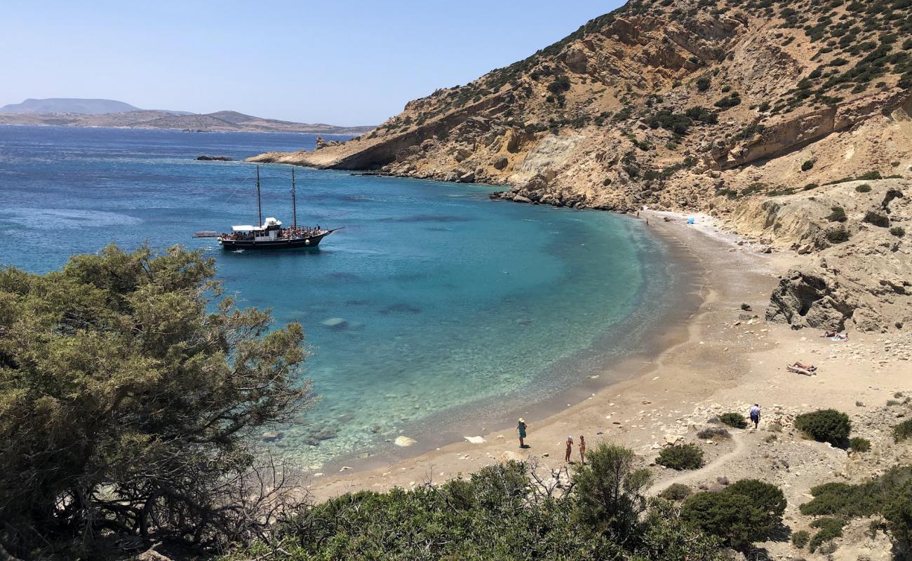 Genoupas Beach'in fotoğrafı bej kum ve çakıl yüzey ile