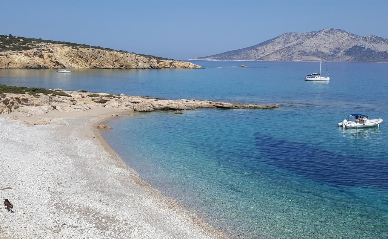 Detis Beach'in fotoğrafı gri çakıl taşı yüzey ile