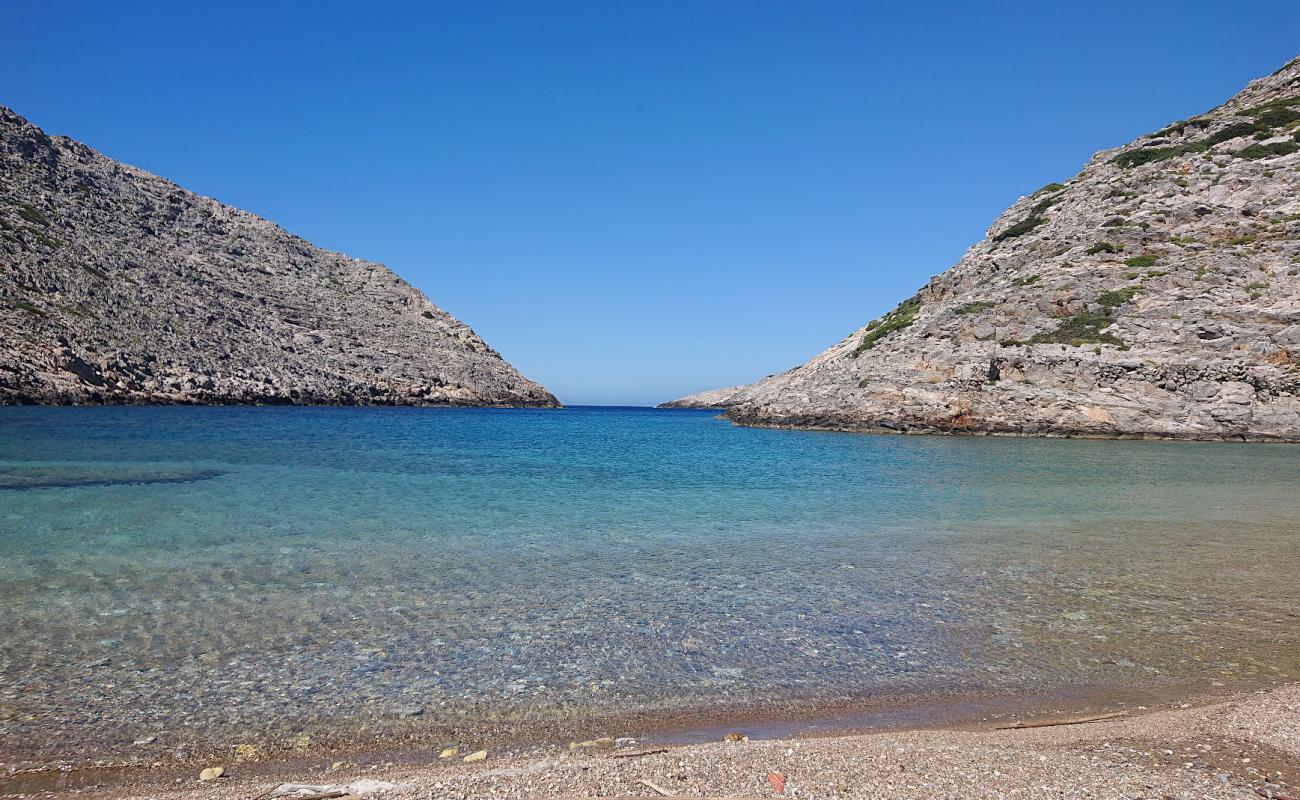 Glyfada Bay'in fotoğrafı küçük gri çakıllar yüzey ile