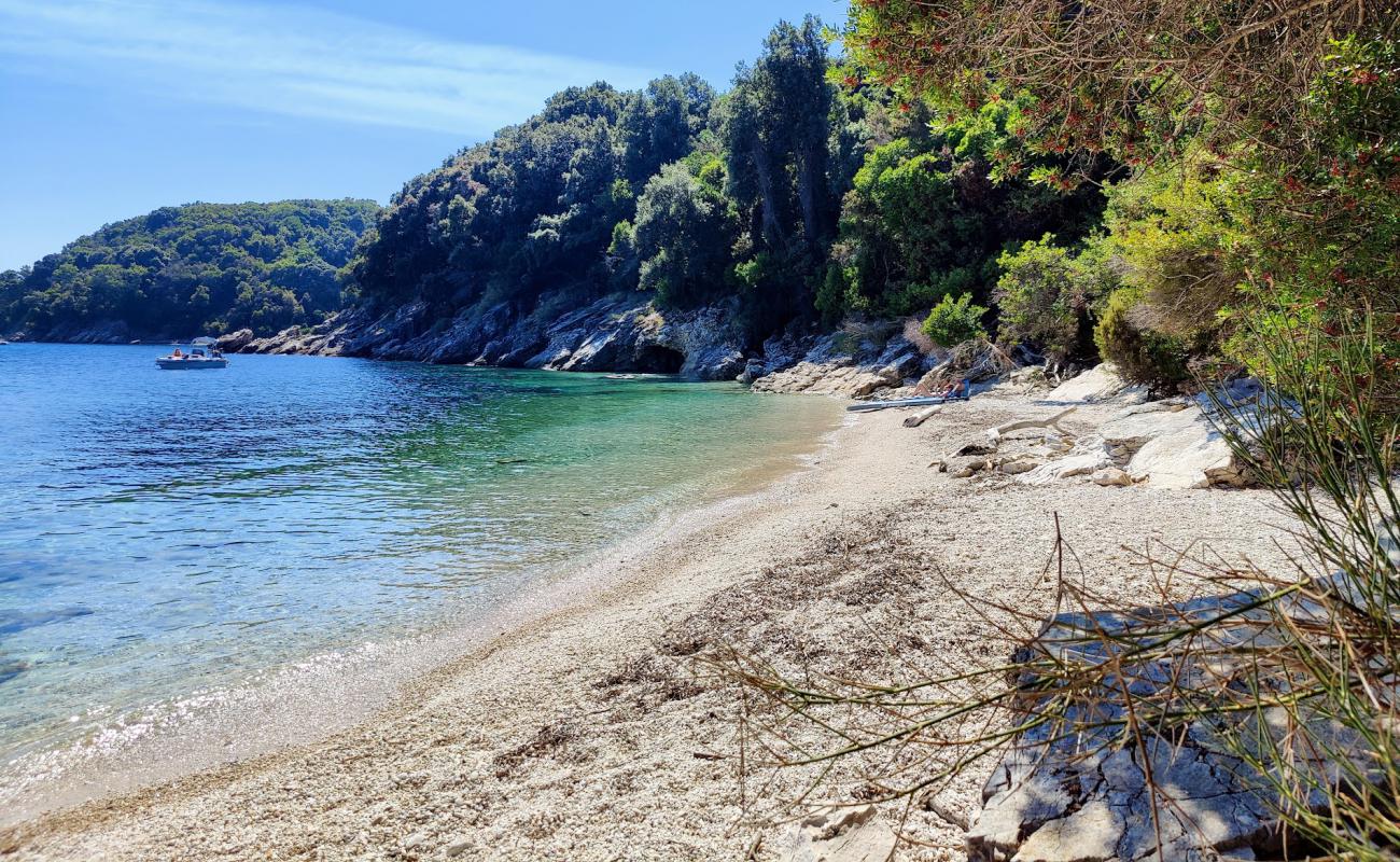 Vouvalomantria Beach'in fotoğrafı bej çakıl yüzey ile