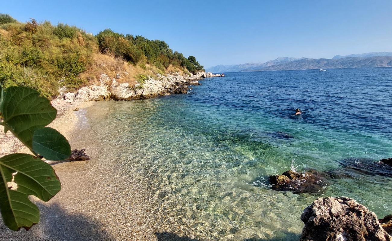 Karavi Beach'in fotoğrafı bej kum ve çakıl yüzey ile