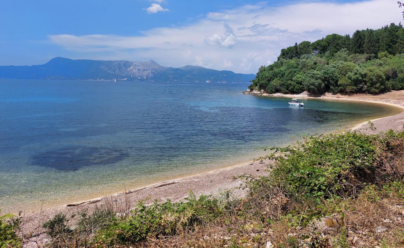 Tramoudana Beach of Vidos'in fotoğrafı küçük bej çakıl yüzey ile