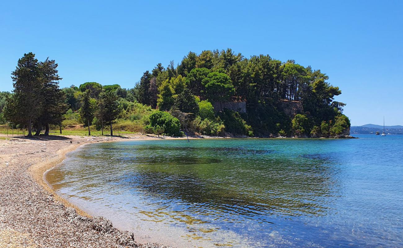 Vido Beach'in fotoğrafı bej kum ve kayalar yüzey ile