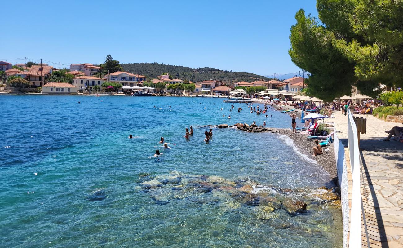 Trizonia Beach'in fotoğrafı küçük gri çakıllar yüzey ile