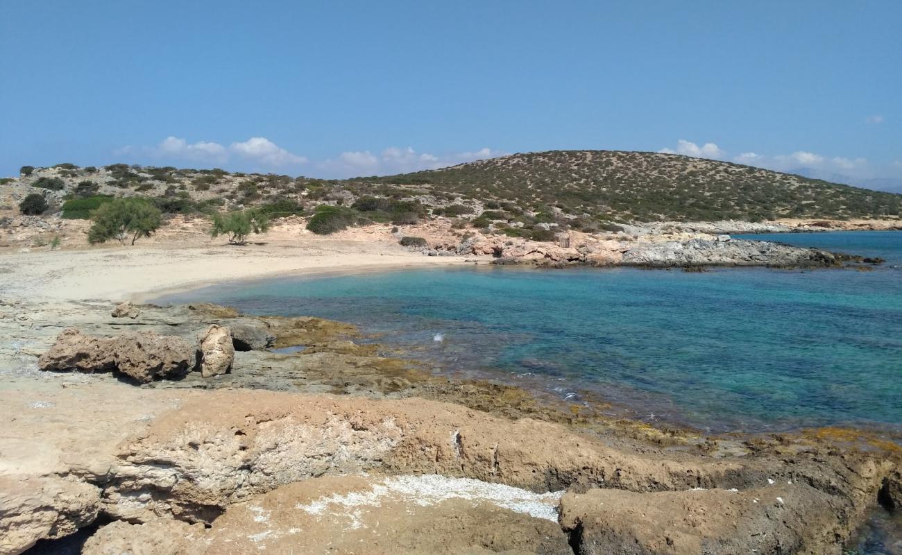 Paralia Fikio'in fotoğrafı açık bej kum yüzey ile