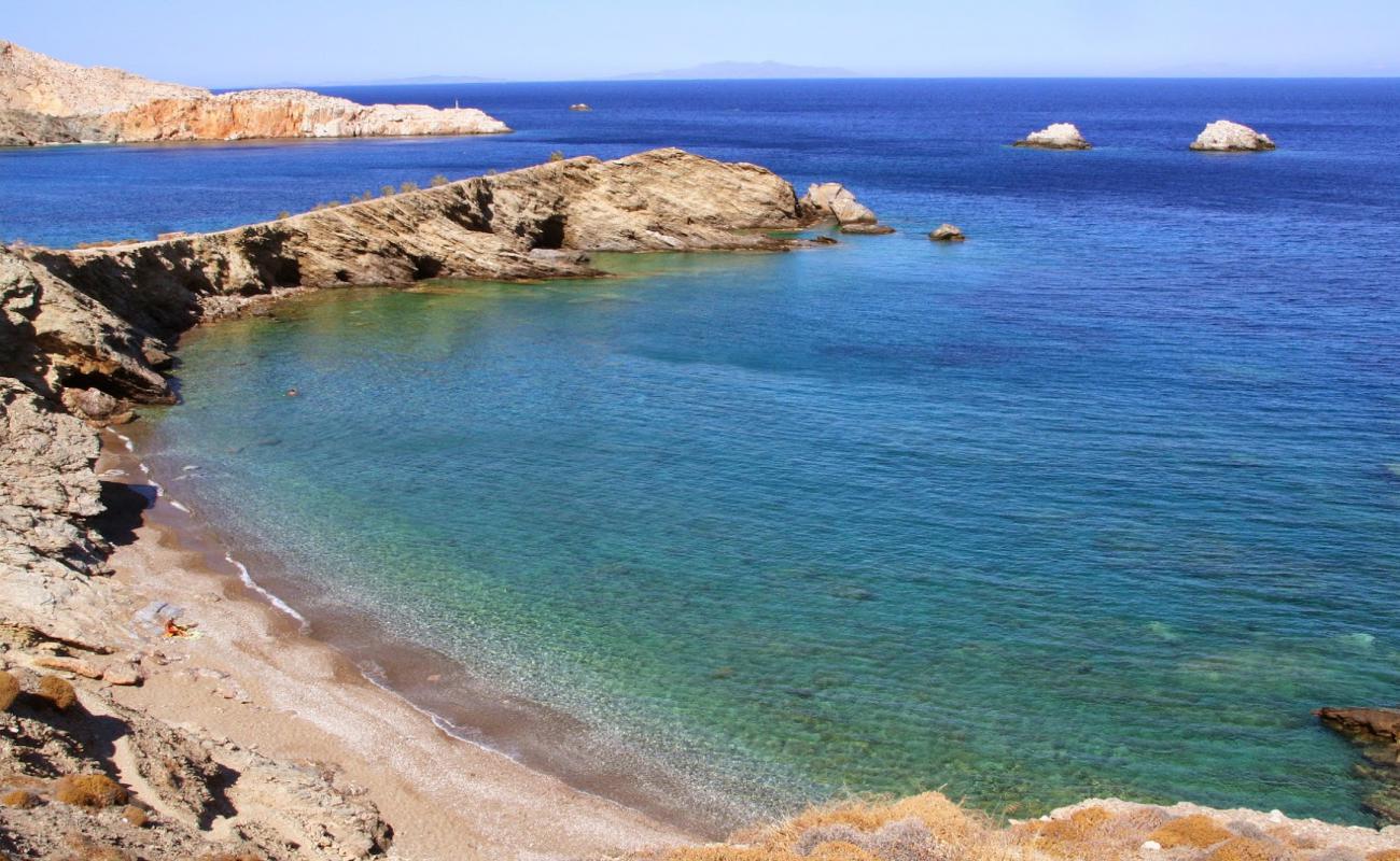 Vitsentzou Beach'in fotoğrafı küçük gri çakıllar yüzey ile