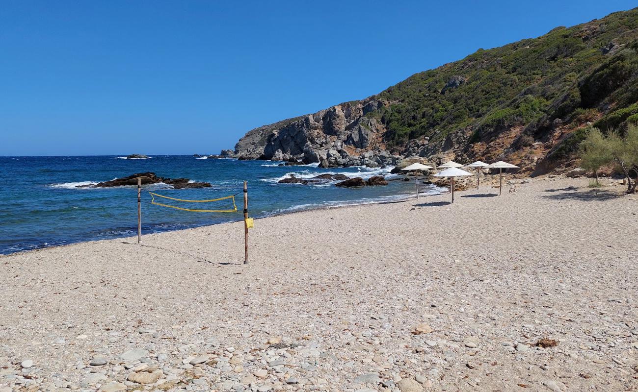 Agios Nikolaos Beach'in fotoğrafı gri kum ve çakıllar yüzey ile