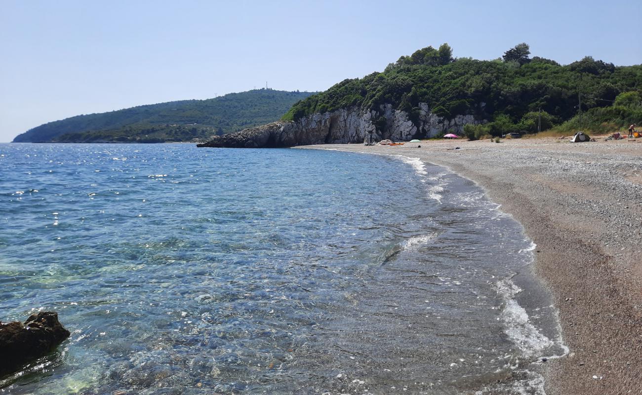 Agios Ioannis Beach'in fotoğrafı gri kum ve çakıllar yüzey ile