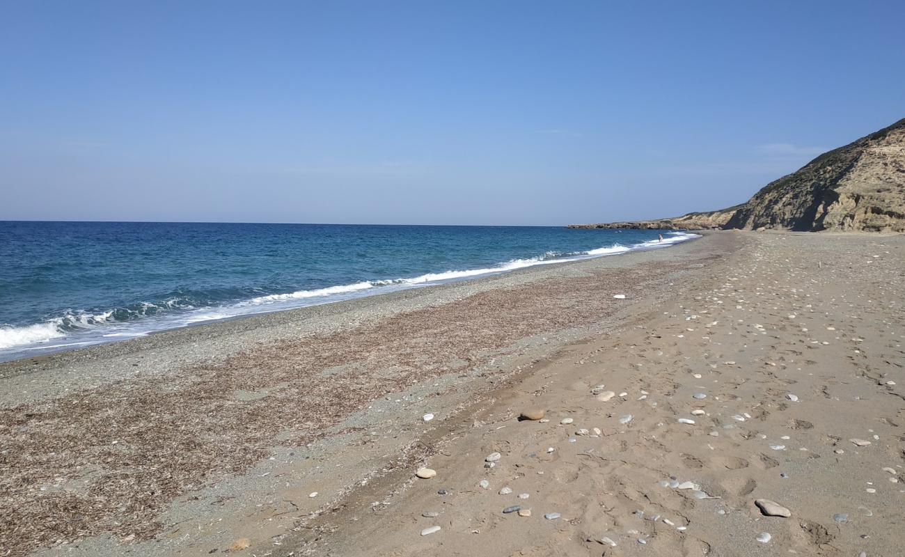 Paralia Kareflou'in fotoğrafı gri kum ve çakıllar yüzey ile