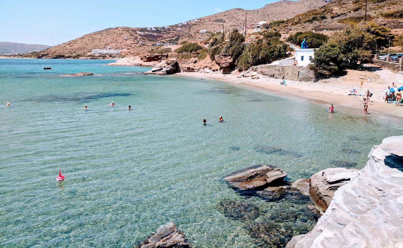Agios Kyprianos Beach'in fotoğrafı bej kum ve kayalar yüzey ile
