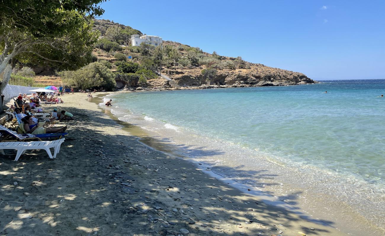 Paralia Agia Marina'in fotoğrafı açık bej kum yüzey ile