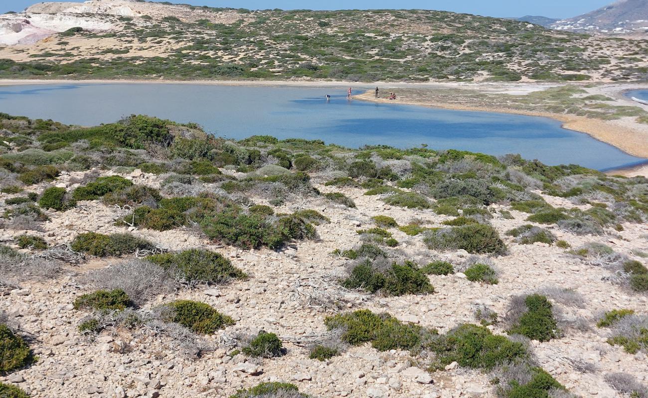 Kavoura Nudist Beach'in fotoğrafı açık bej kum yüzey ile
