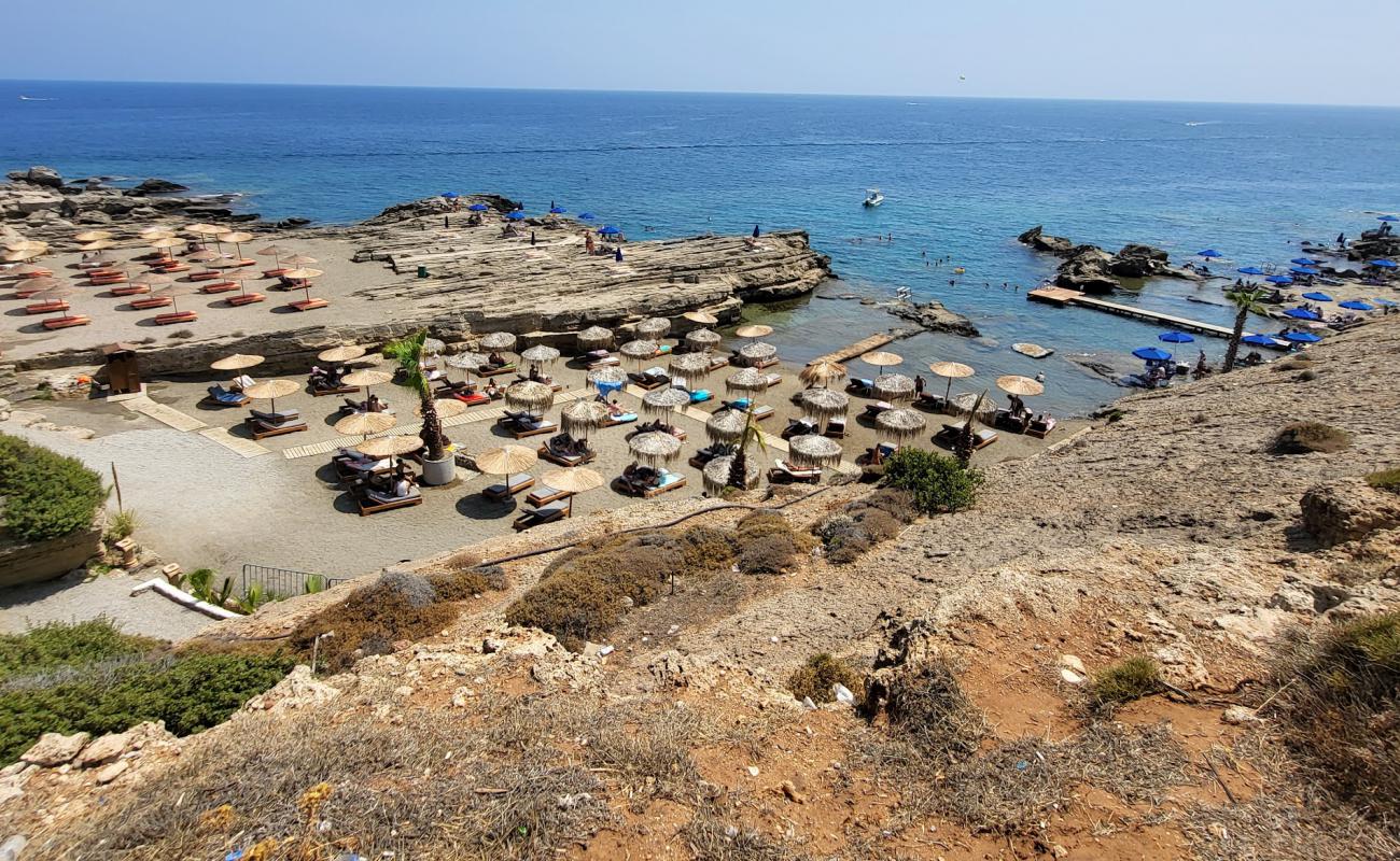 Oasis Beach Kallithea'in fotoğrafı bej kum ve kayalar yüzey ile