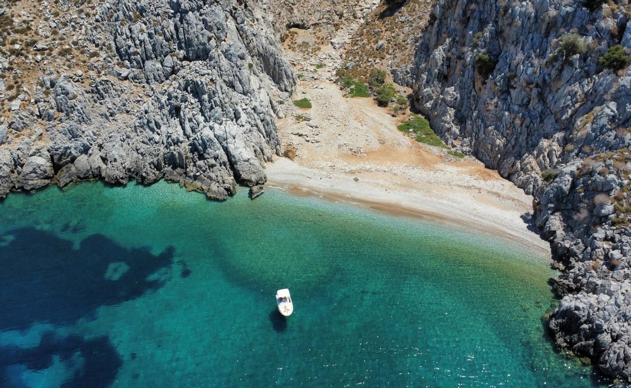 Turkogyali Beach'in fotoğrafı bej çakıl yüzey ile
