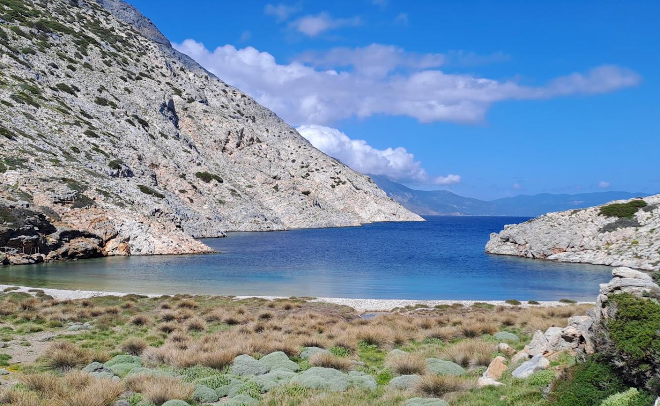 Tourkolimnionas Beach'in fotoğrafı gri çakıl taşı yüzey ile