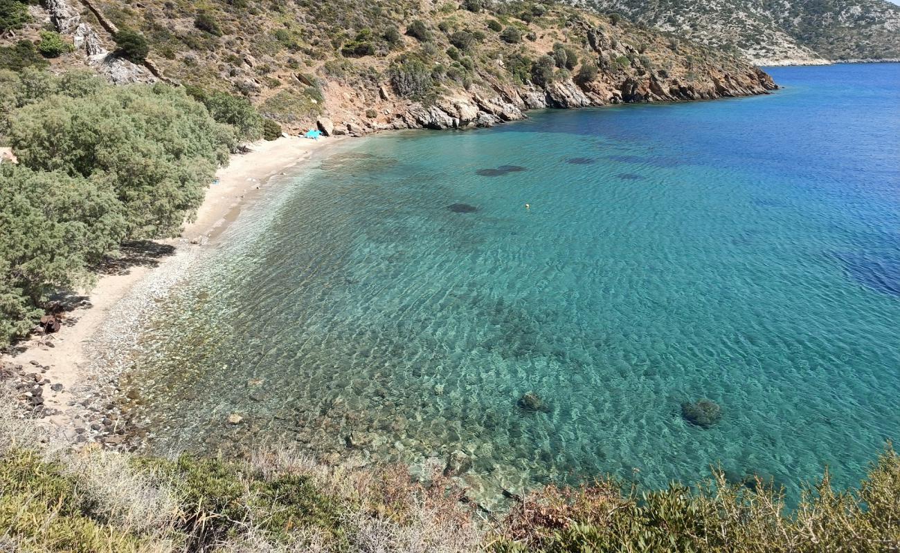 Agia Triada Beach'in fotoğrafı bej kum ve çakıl yüzey ile