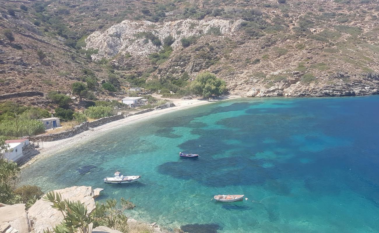 Poulos Beach'in fotoğrafı gri çakıl taşı yüzey ile