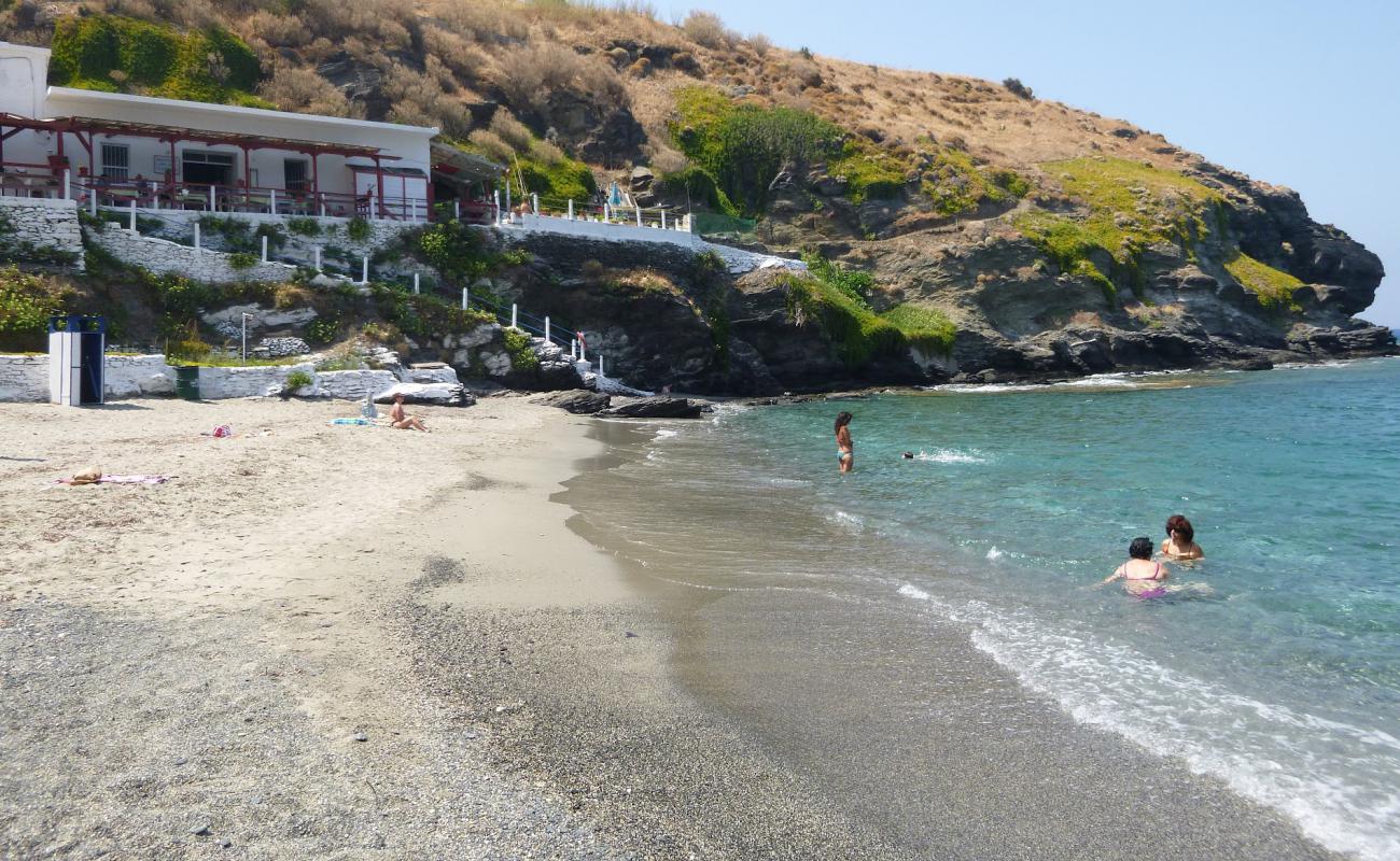 Partheni Beach'in fotoğrafı gri kum ve çakıllar yüzey ile