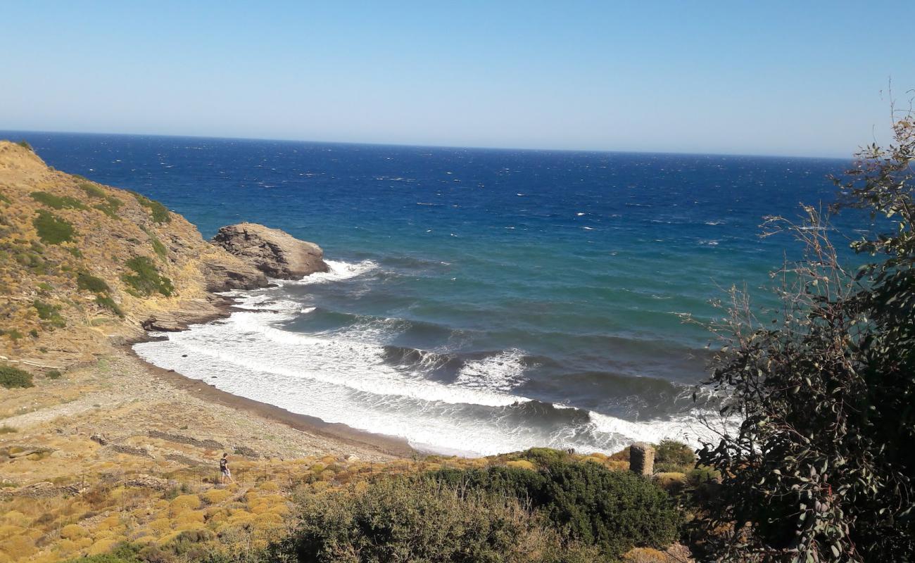 Miliondas Beach'in fotoğrafı taşlı kum yüzey ile