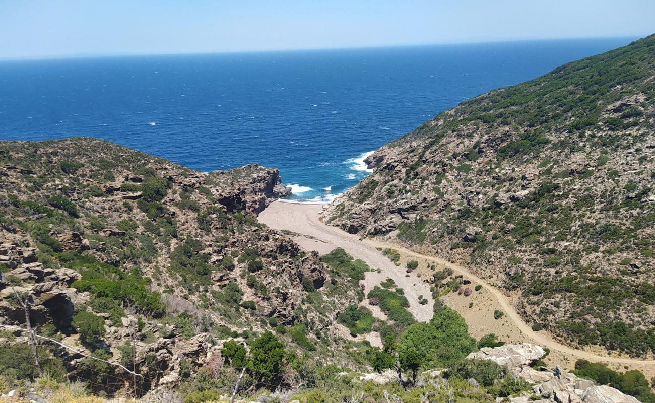 Mileopo Beach'in fotoğrafı gri çakıl taşı yüzey ile