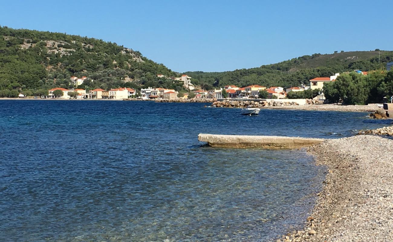 Paralia Kardamila'in fotoğrafı gri çakıl taşı yüzey ile
