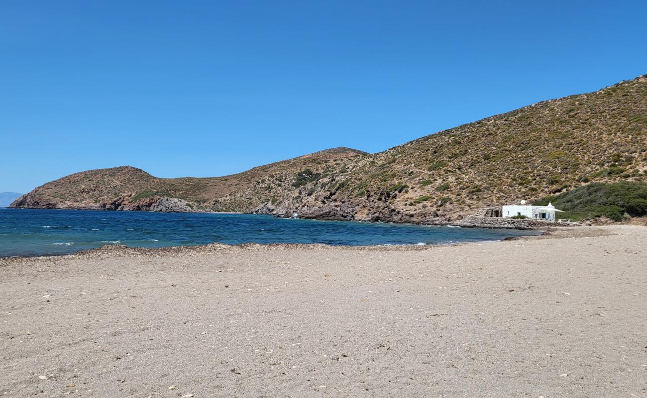 Lefkes Beach'in fotoğrafı taşlı kum yüzey ile
