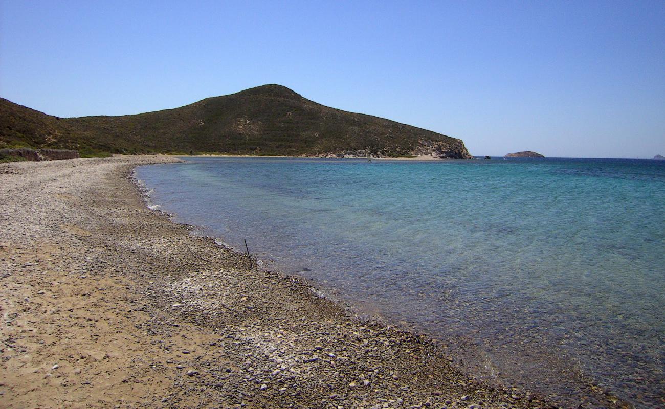 Paralia Panagia Geranou'in fotoğrafı küçük gri çakıllar yüzey ile