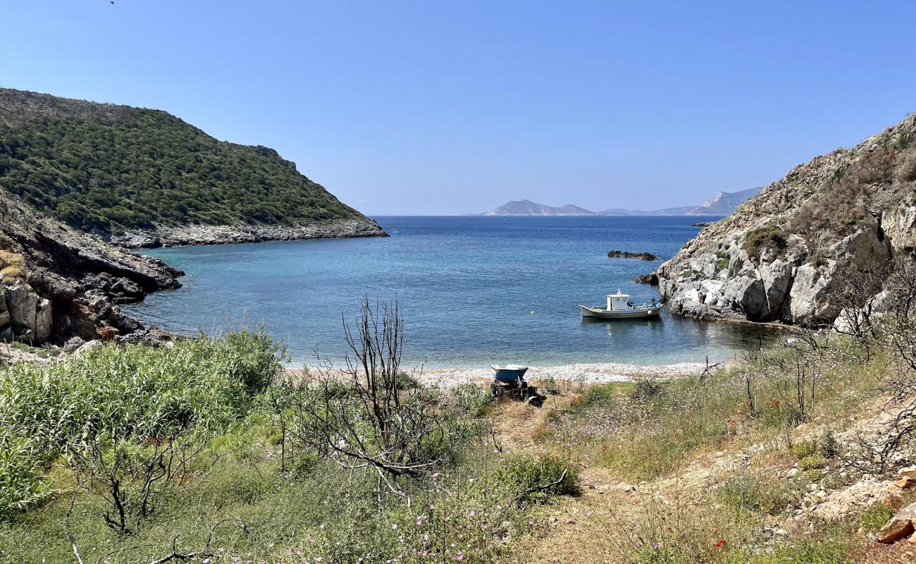 Agios Ioannis Beach'in fotoğrafı gri çakıl taşı yüzey ile