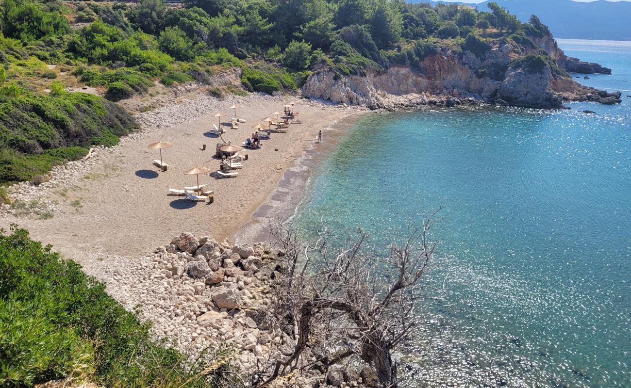 Chrisopetro Beach'in fotoğrafı bej kum ve çakıl yüzey ile