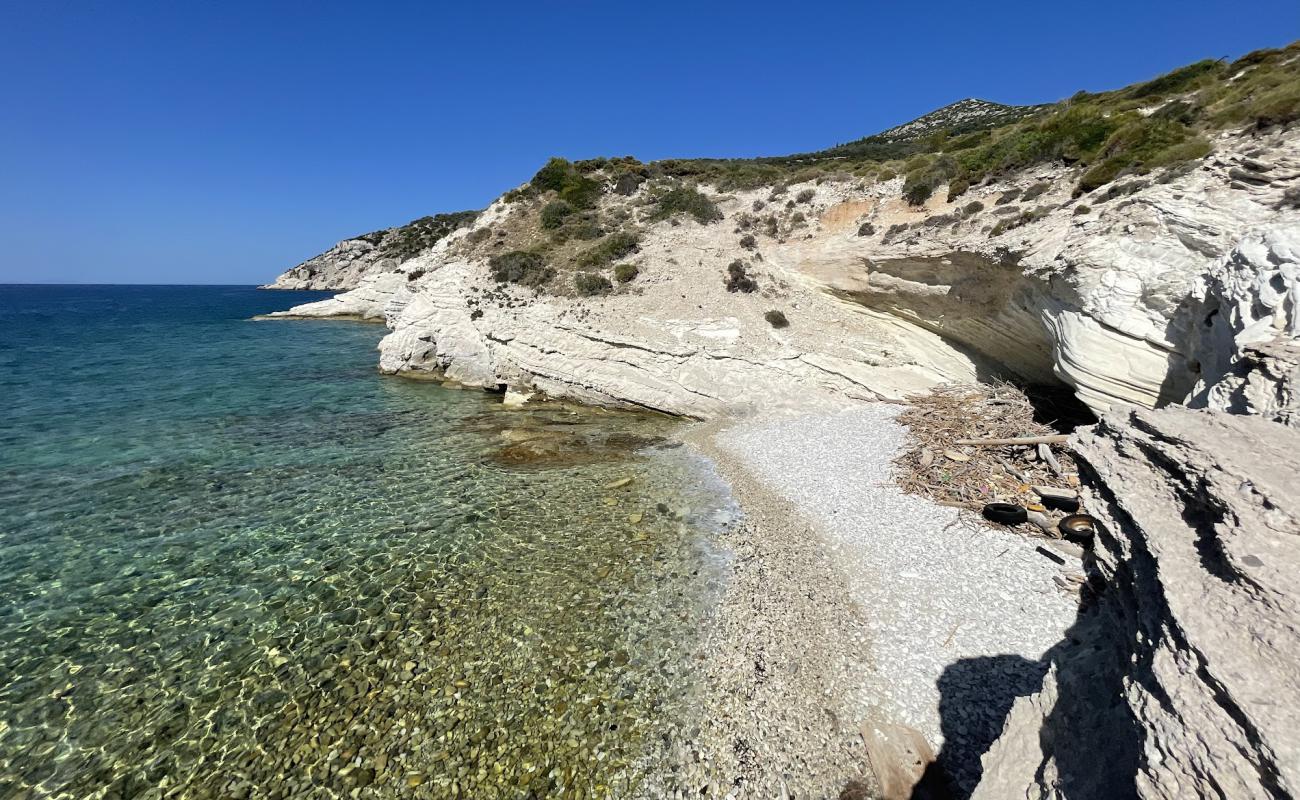 Aspros Kavos Beach'in fotoğrafı kayalık arazi yüzey ile