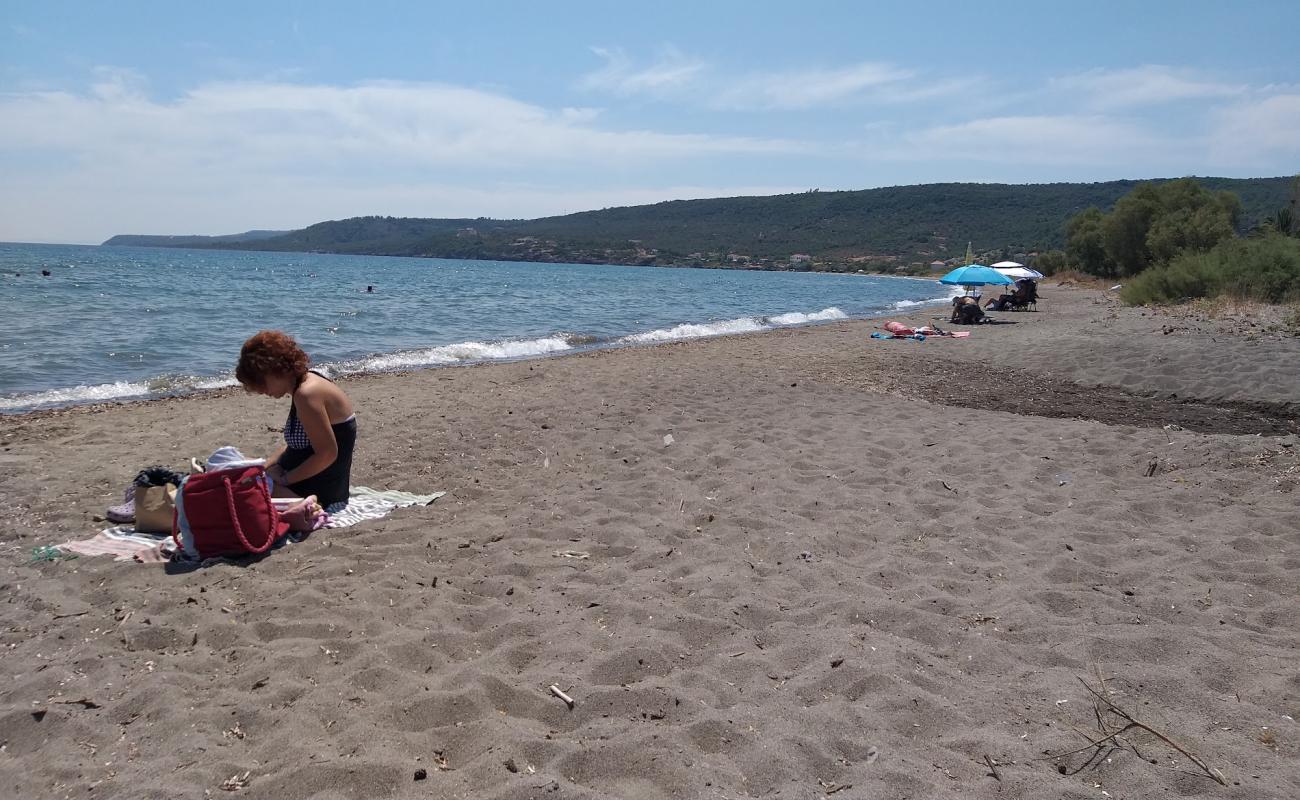 Paralia Aspropotamos'in fotoğrafı gri kum yüzey ile