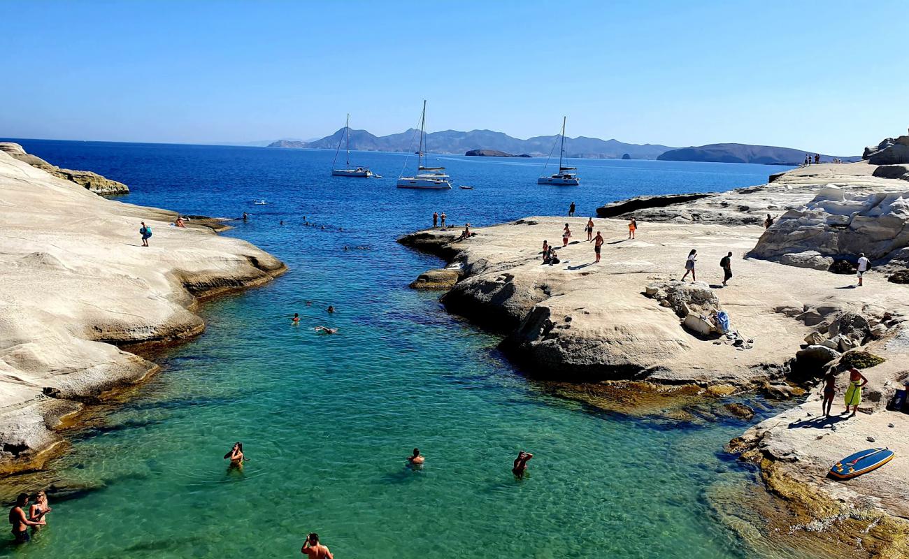 Sarakiniko Beach'in fotoğrafı kayalık arazi yüzey ile