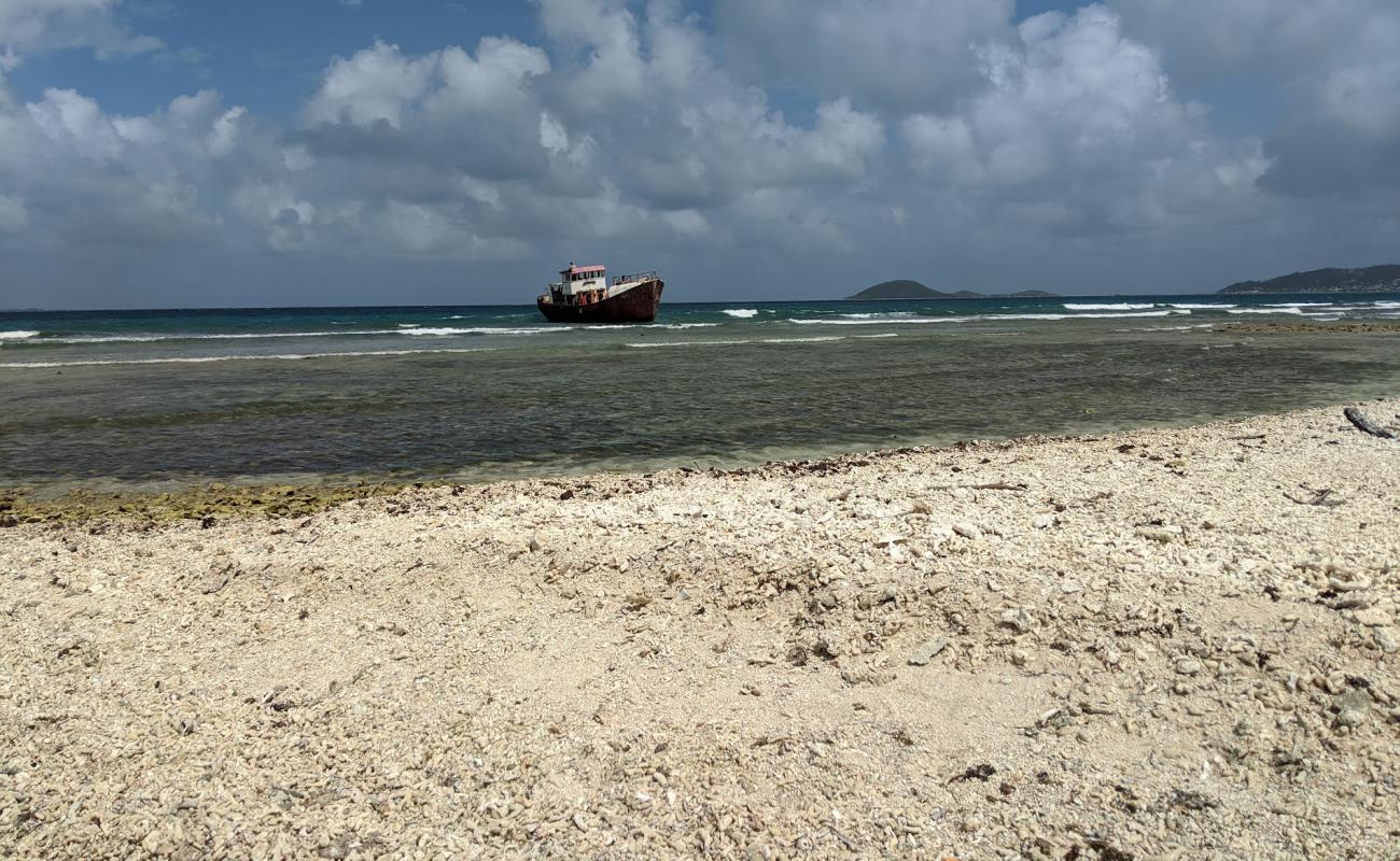 Petit Carenage beach'in fotoğrafı bej kum ve kayalar yüzey ile